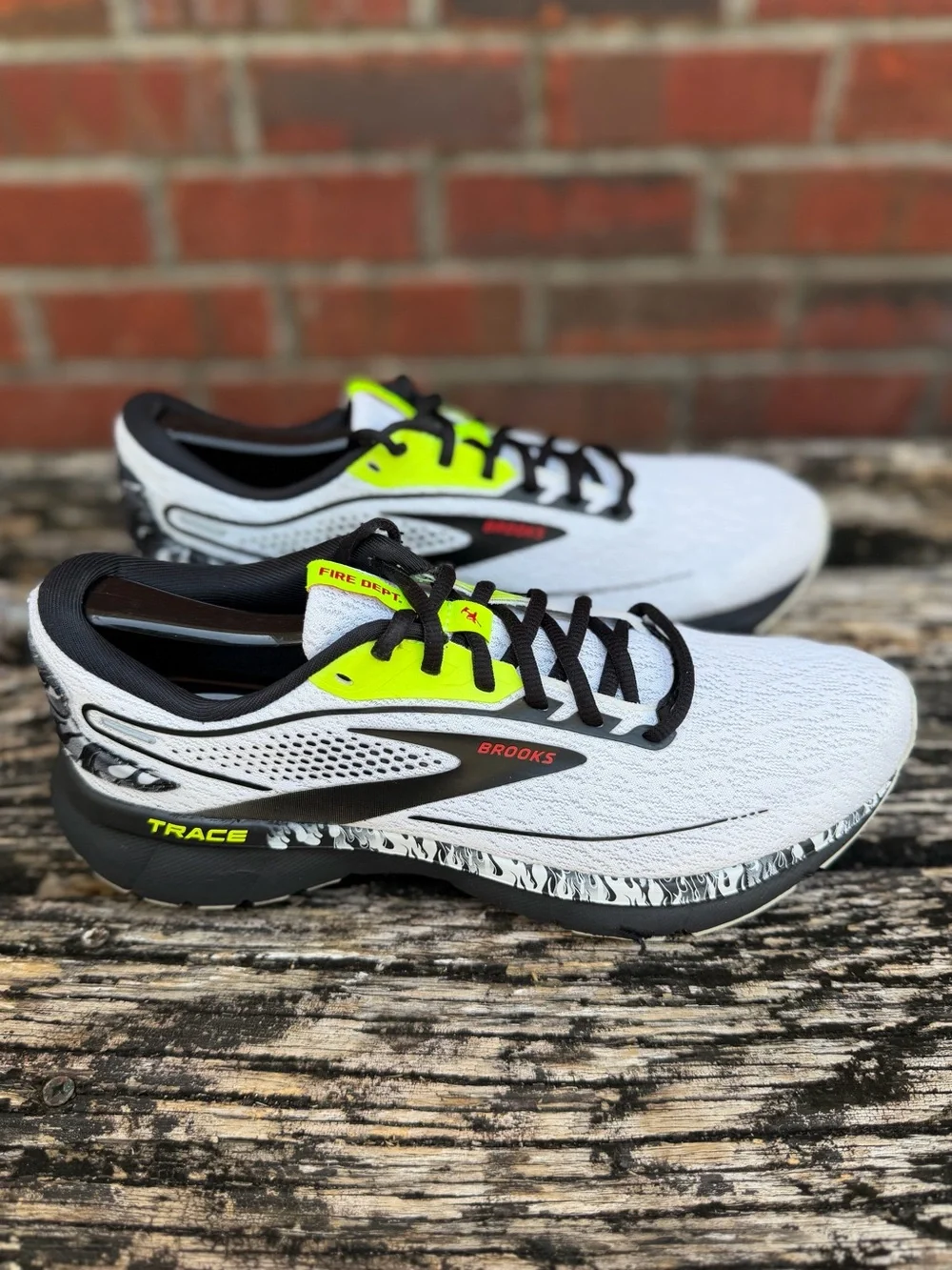 Brooks Trace 2 Hero Pack Fire Fighter White/Black Women’s Sz 9 Running Shoes X1 - Picture 16 of 16